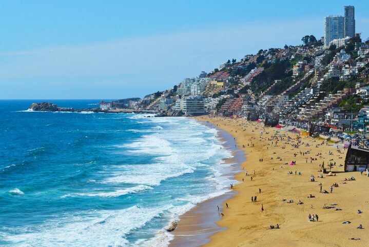 Outdoor photograph of Reñaca Beach in Viña del Mar, Chile.  Borgoño avenue.