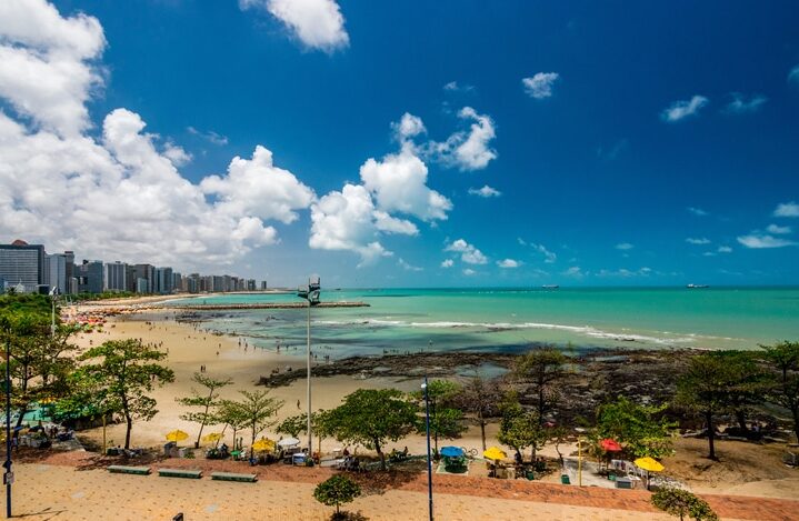 Orla de Fortaleza, Ceará, Brazil. Imagem da praia de Iracema e o belo mar do Oceano Atlântico.